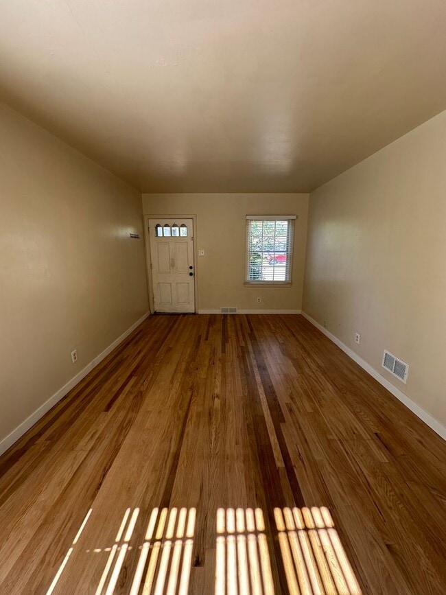 Building Photo - 2 BEDROOM, 1 BATHROOM APARTMENT NEAR ALTA ...