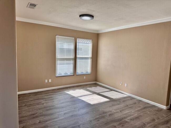 Building Photo - 4 bed/ 4.5 bath in Santa Rosa