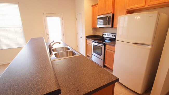 Building Photo - Beautiful and Bright 3 bedroom 2.5 bath Townhouse in Brightleaf with a Garage!!