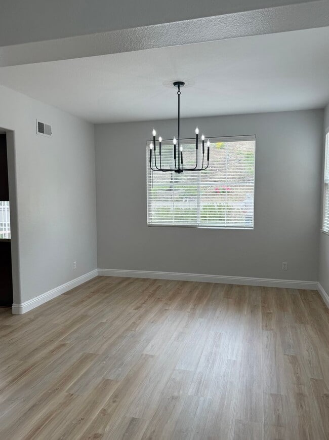 Building Photo - Close to Camp Pendelton Spacious 6-bedroom...