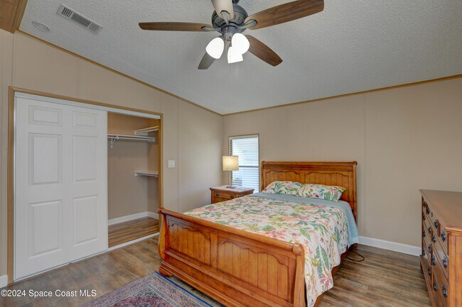 Building Photo - 561 Dolphin Cir