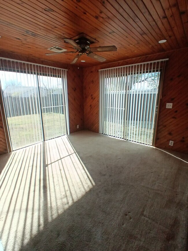 Building Photo - Lots of Space!