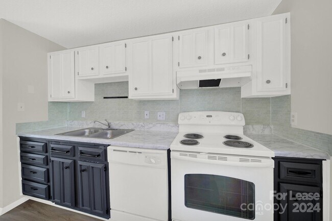 Building Photo - 6230 Holly Knoll Dr