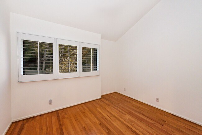 Building Photo - 923 Weldon Rd