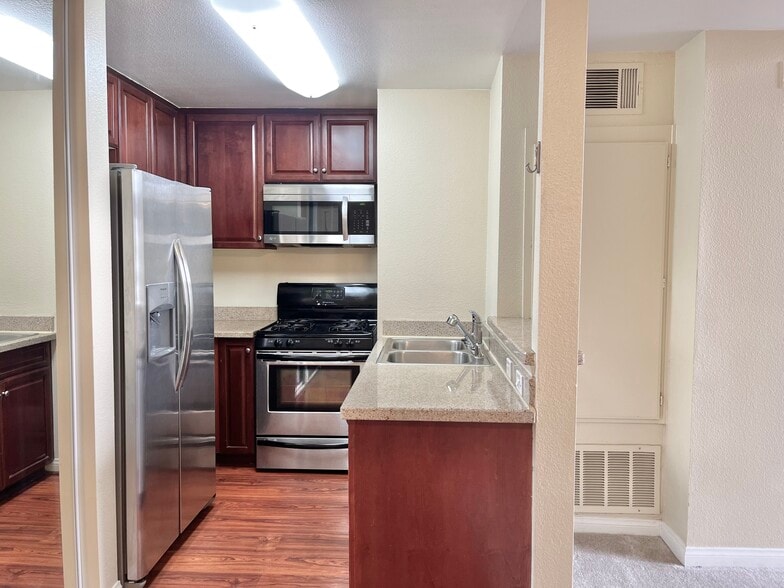 Kitchen - 5540 Owensmouth Ave