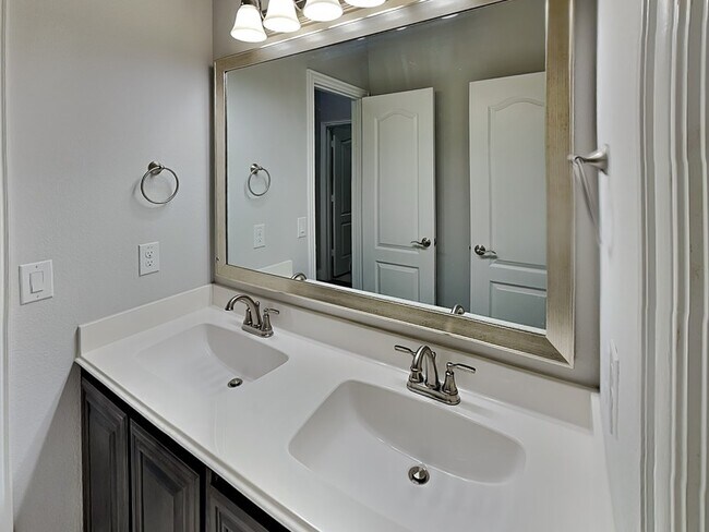 Building Photo - 1204 Sagewood Dr