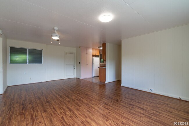 Building Photo - IMMACULATE AND CLEAN 3BR/1.5BA WITH 2 BONU...