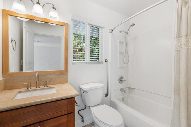 Building Photo - Kahala Home 5 bedroom 4 bath with Large Yard