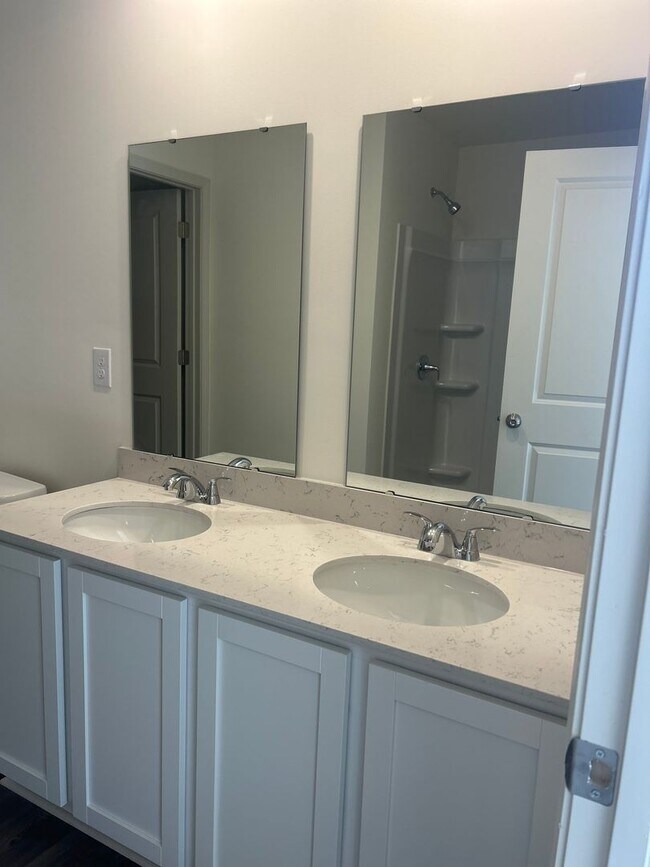 Building Photo - Brand New End-Unit Townhome in Newton!