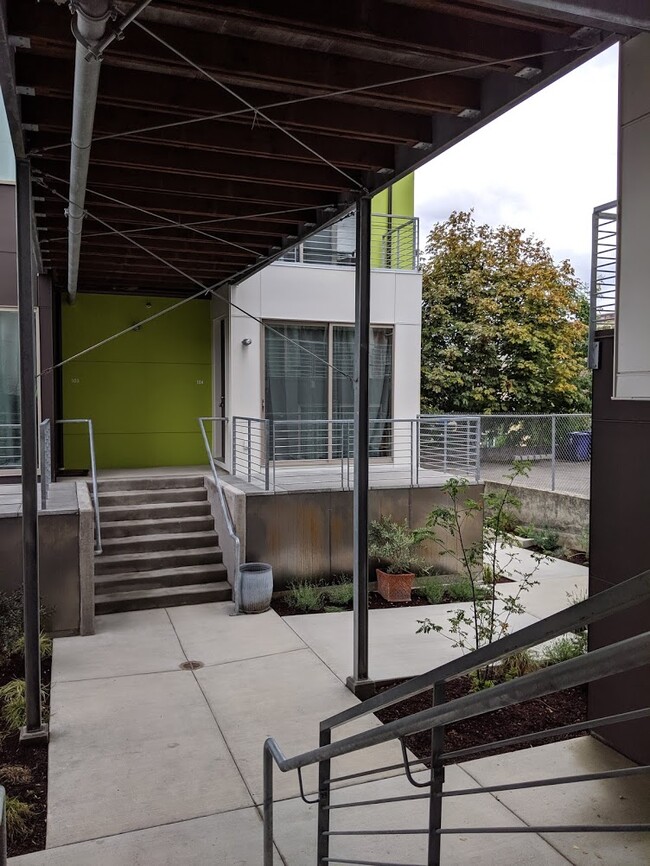Building Photo - 612 Tacoma Ave S