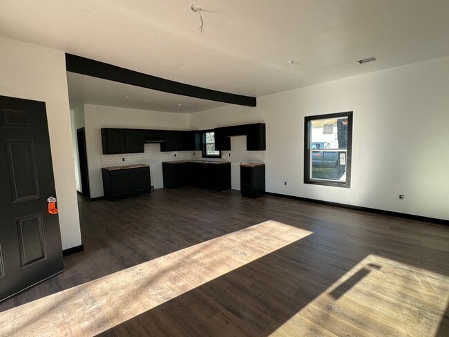 Building Photo - Newly remodeled 3 bedroom 2 bath across from Park!