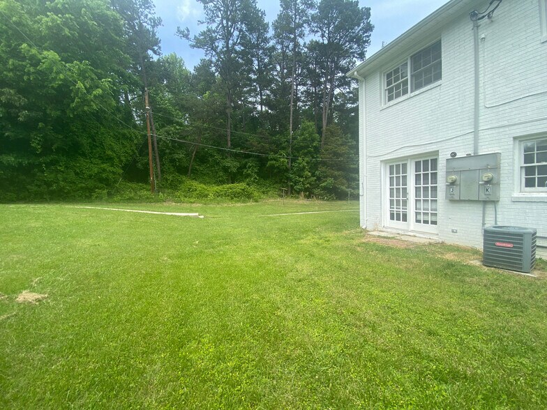 Building Photo - Room in Apartment on Greenbriar Rd