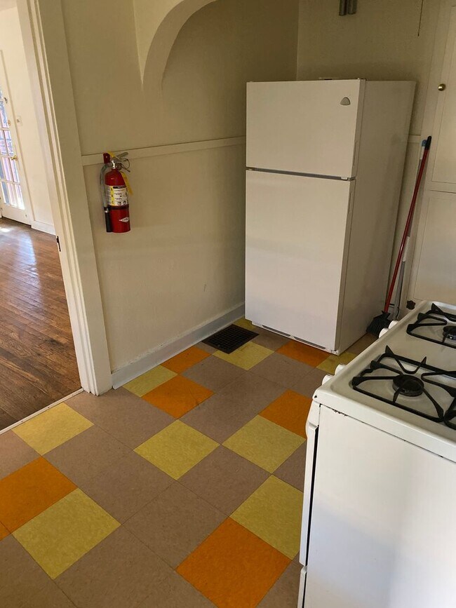 Building Photo - 1 Bedroom with Basement & Enclosed Yard