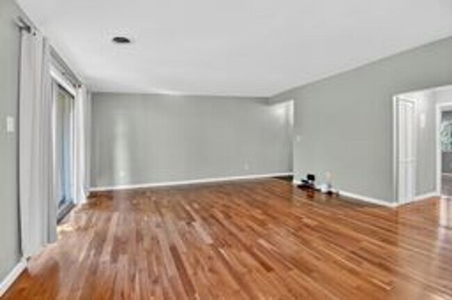 Building Photo - Fabulous 2BR/1BA Top Floor Condo in Grosve...