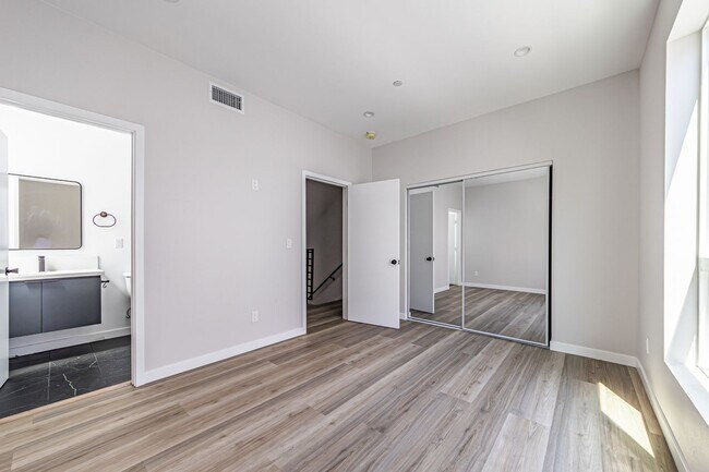 Building Photo - Stunning 4-bedroom, 4-bathroom tri-level t...