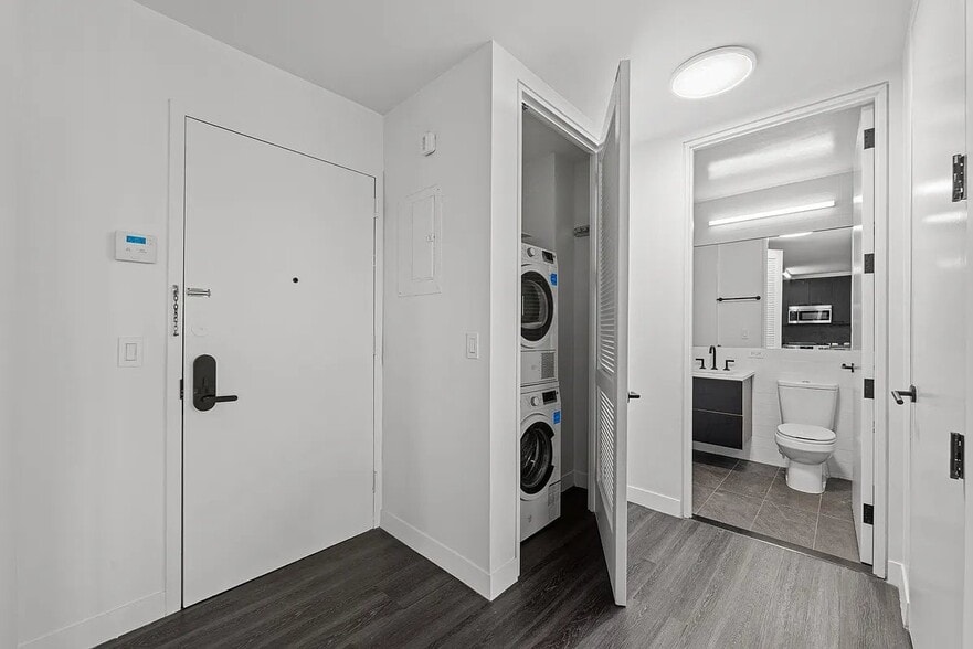 Building Photo - 250 E Houston St