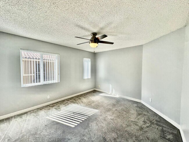 Building Photo - Bright and Gorgeous Condo in UTC near UCSD!!