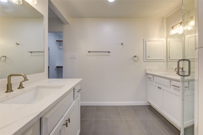 Building Photo - 10322 Lynbrook Hollow St