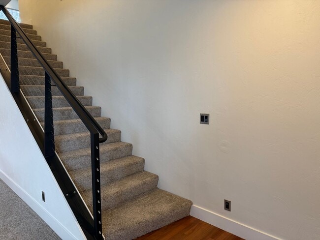 Building Photo - Beautiful 3 bedroom 2.5 bathroom house in a great neighborhood!