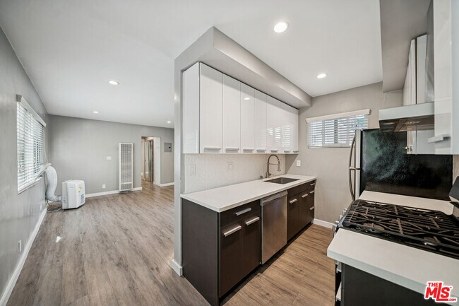 Building Photo - 252 S New Hampshire Ave