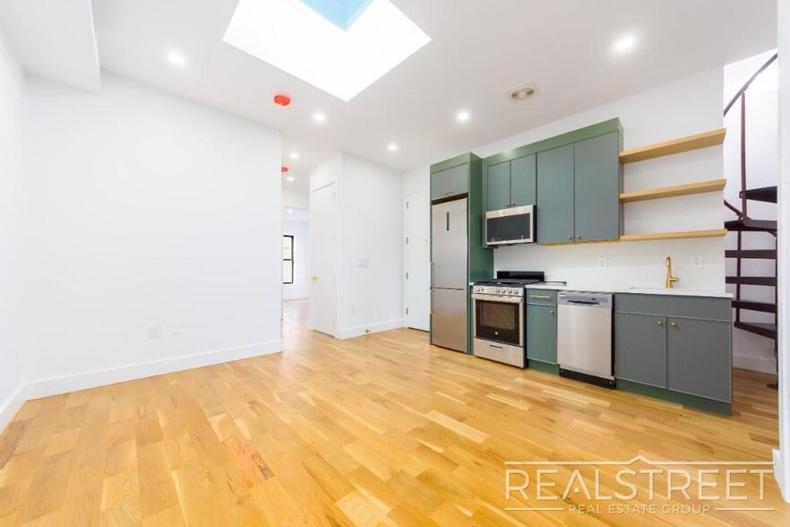 Building Photo - Stunning Penthouse 3 bed 3 Bath with Private Roof & WD in unit and more!