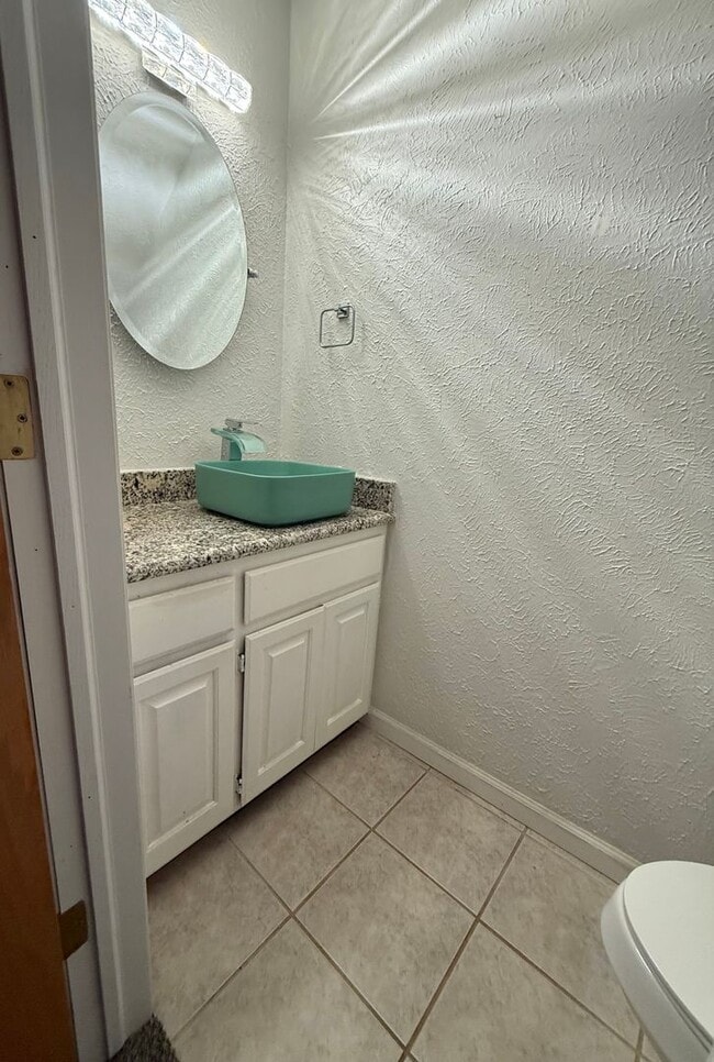 Building Photo - Chic upscale West Norman 2-bed 2.5 bath 2-...