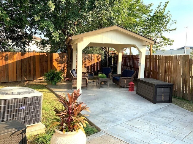 Building Photo - 15506 Red Pine Ridge Way