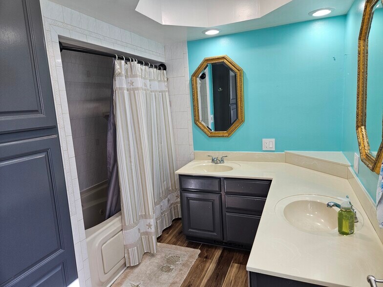 Master bathroom with dual vanities and jetted tub - 4047 Mogadore Rd