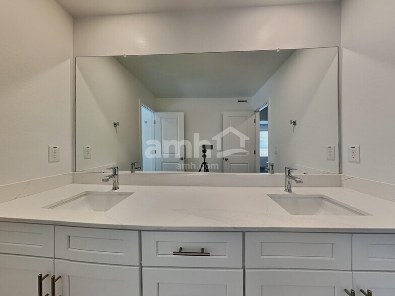 Building Photo - 20177 W Thomas Rd