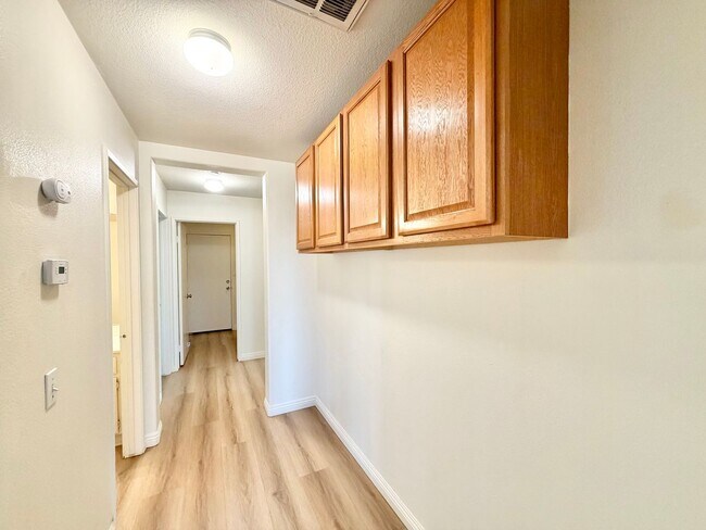 Building Photo - 102 Goldenrod Ave