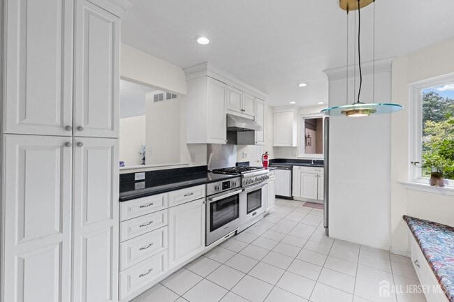 Building Photo - 130 Sayre Dr
