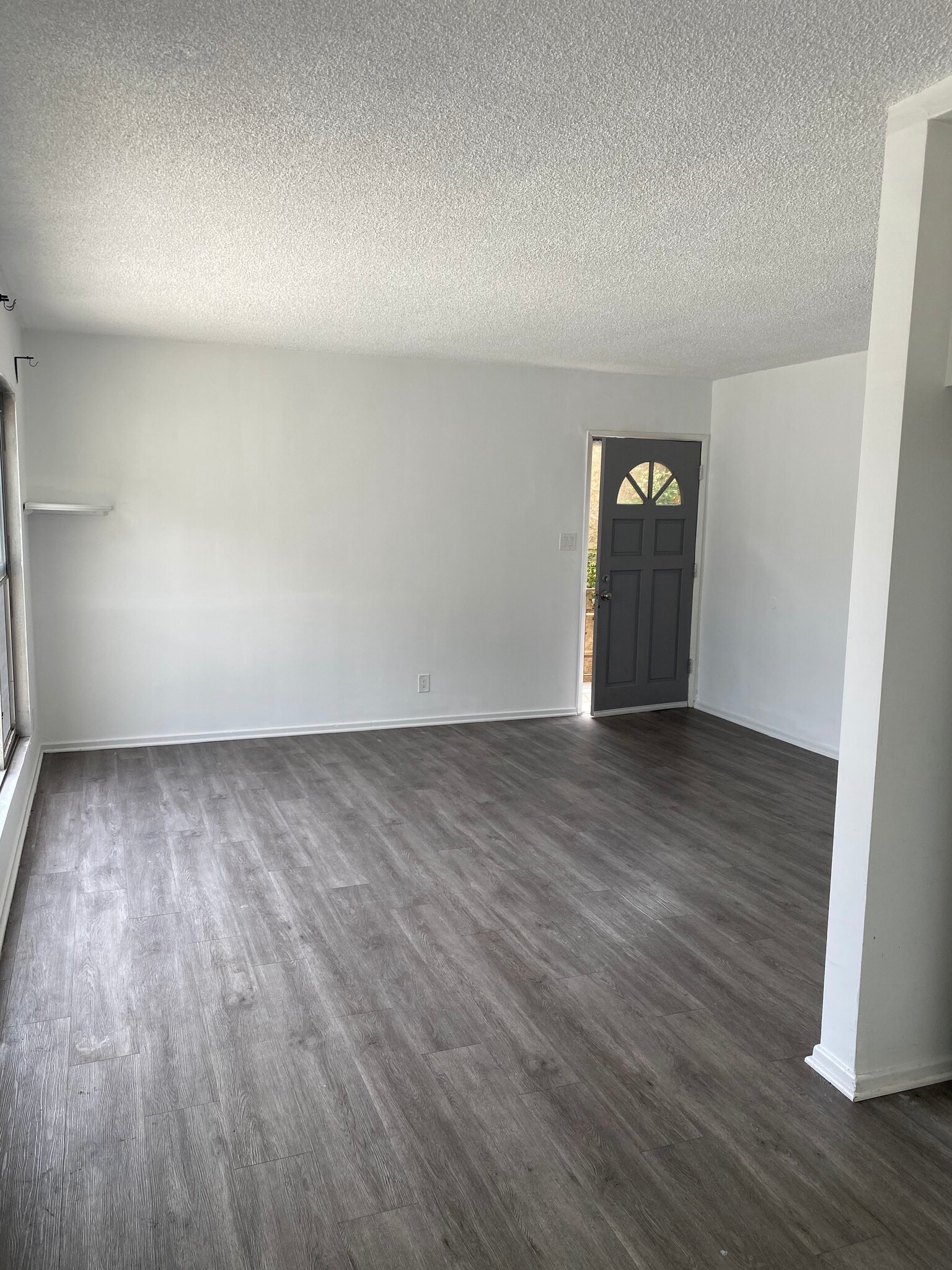 livingroom - 512 Bay St