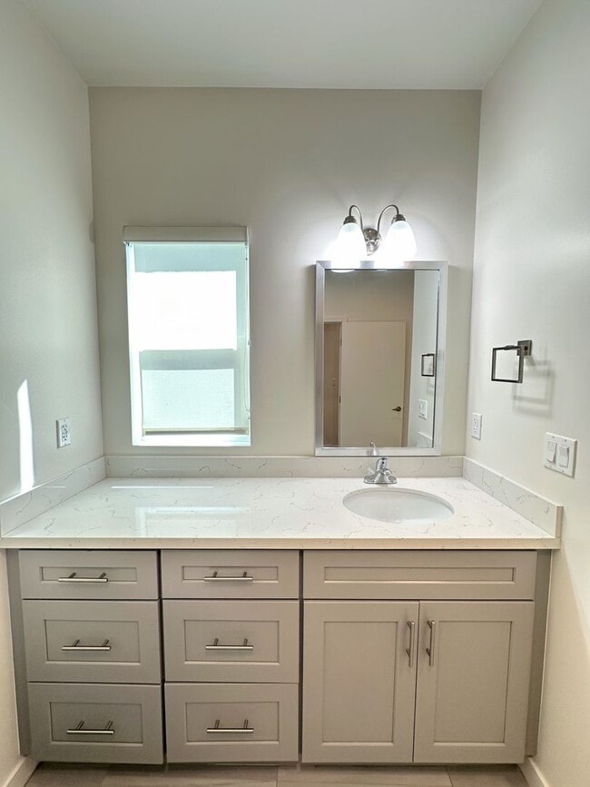Building Photo - Spacious 3bd/2ba detached REAR home/unit i...
