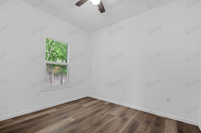 Building Photo - 924 E Hattie St