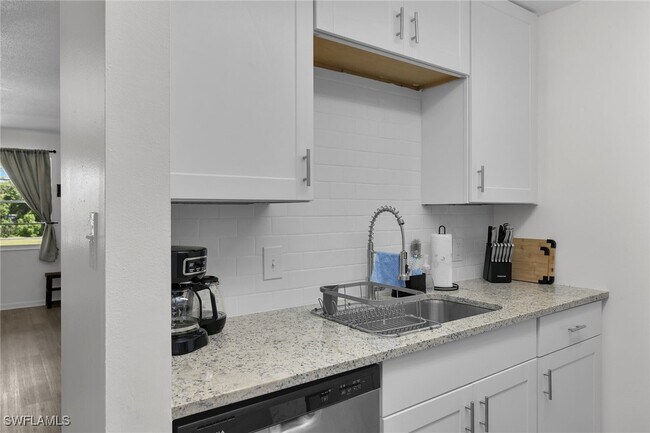 Building Photo - 3225 E Riverside Dr