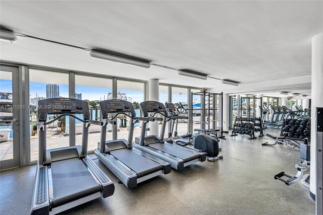 Building Photo - 900 Bay Dr