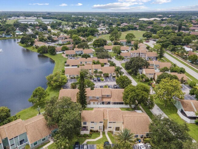 Building Photo - 402 Lakewood Ct