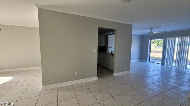 Building Photo - 4402 Santa Barbara Blvd S