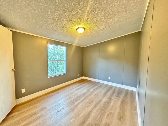 Building Photo - 4 Bedroom/2 Bathroom in Chipley, FL