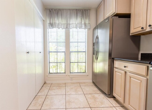 Building Photo - 17283 Saturn Ln