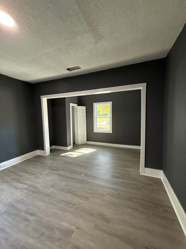 Building Photo - Fully Renovated Home in Binghampton – Section 8 Welcome!