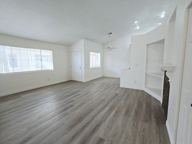 Building Photo - 1612 N Torrey Pines Dr