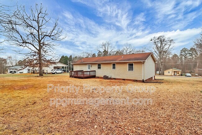 Building Photo - 225 Pineland Ave