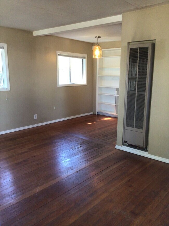 Building Photo - Arbor Heights Bungalow, Available early Oc...