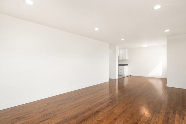 Building Photo - 1 Month Free! Greenlake 2 Bedroom - Top Floor, Washer/Dryer, Private Balcony, Parking Available