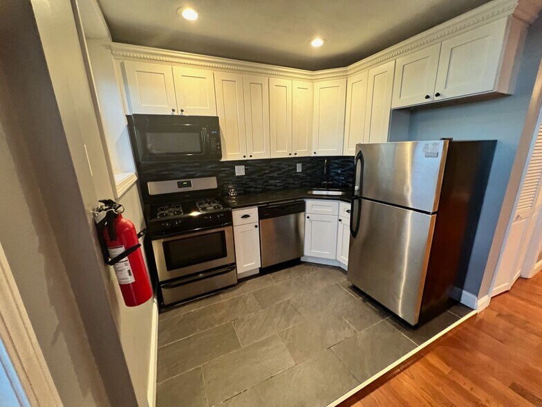 Building Photo - 343 Sumner St