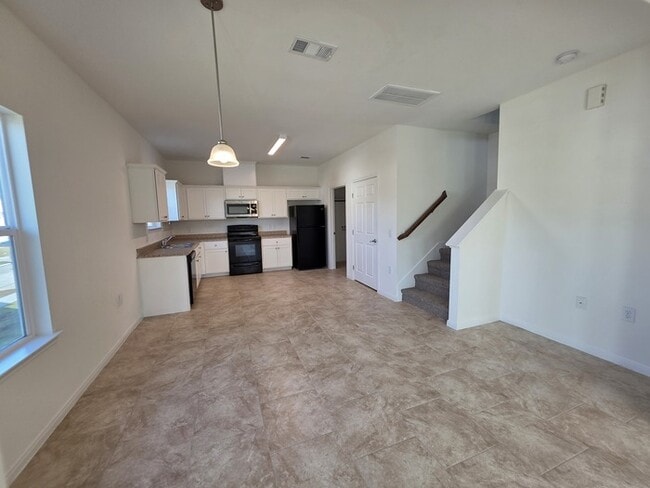 Building Photo - 3 Bedroom-2.5 Bath-2 car garage, Ready for Move in