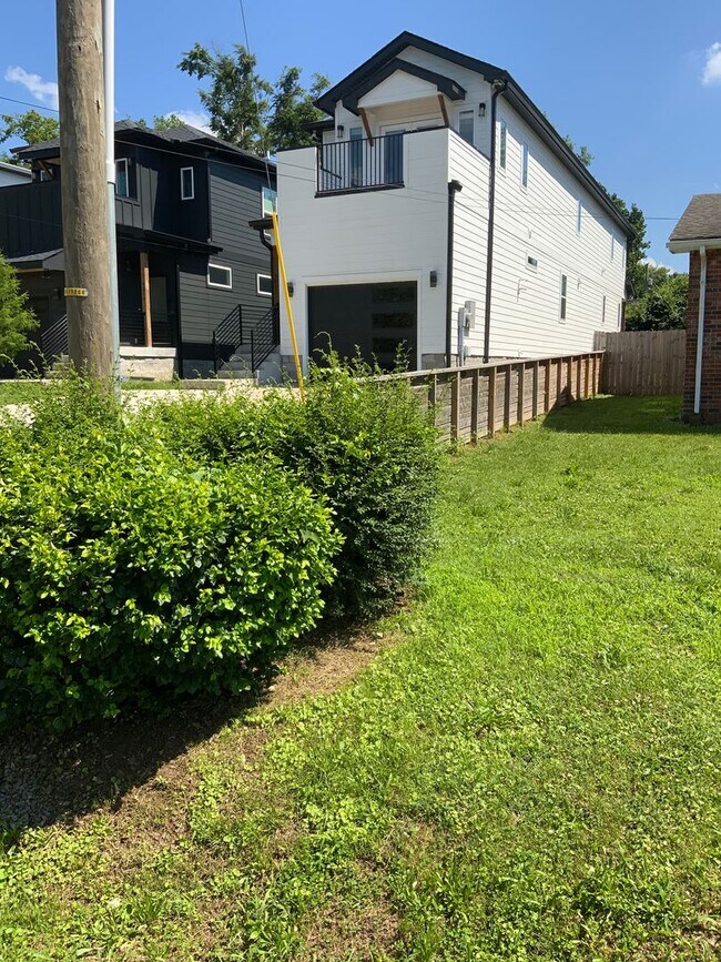 Building Photo - Fabulous Home In West Nashville