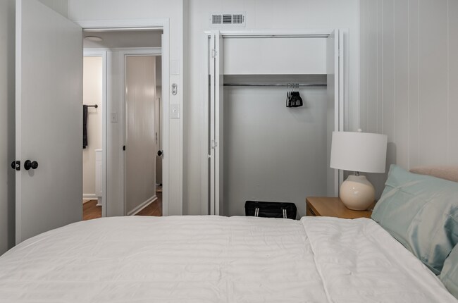 Building Photo - 8 Grove St