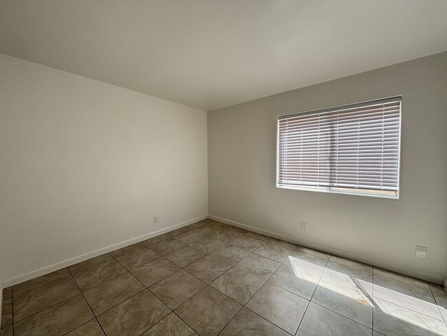 Building Photo - (APPLICATION PENDING) Renovated Spacious East Lancaster Single Story Home